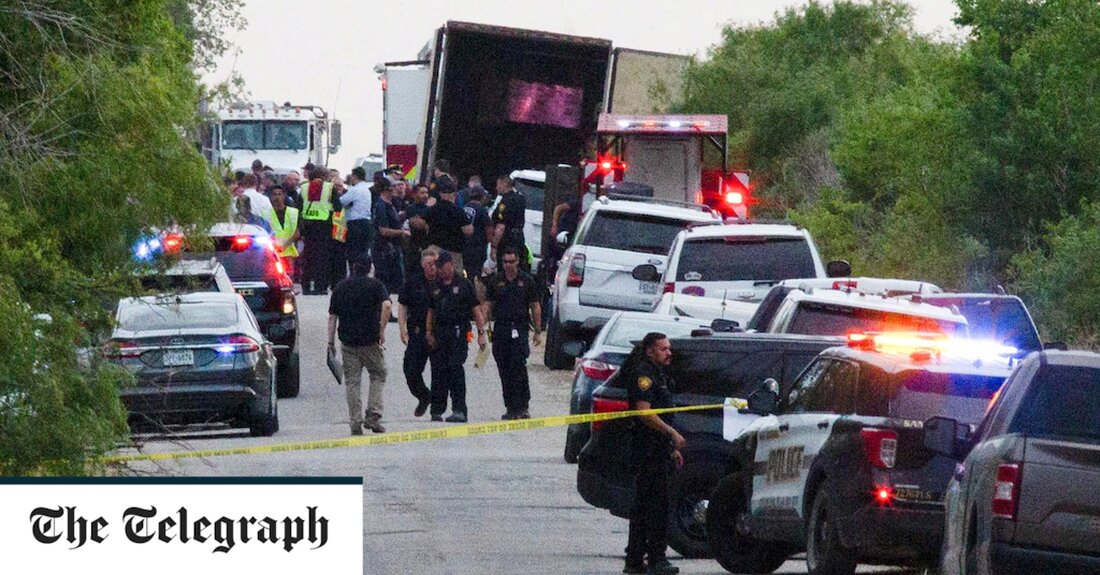 Mindestens 46 Menschen wurden in einem Lastwagen tot aufgefunden, von dem angenommen wurde, dass er Migranten von Mexiko nach Texas transportierte. Lokale Beamte sagten, die Leichen seien am Montag in einem schwülen 18-Rad-Lastwagen entdeckt worden, der neben Gleisen in einem abgelegenen Gebiet am Stadtrand von San Antonio stand. 16 Personen, darunter vier Kinder, wurden in örtliche Krankenhäuser gebracht. Die Patienten seien erschöpft und fühlten sich &#8222;heiß an&#8220;, sagte ein Beamter der Feuerwehr von San Antonio und fügte hinzu, dass es an Bord des Lastwagens keine Anzeichen von Wasser gegeben habe. Der Beamte fügte hinzu, dass sein Team „Stapel von Leichen“ &hellip;