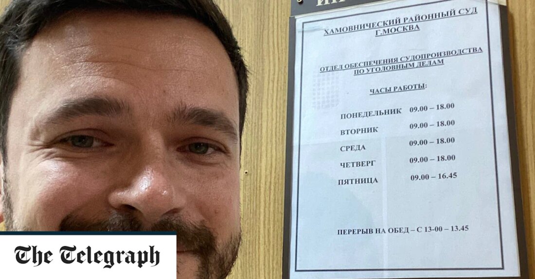 Ukrainekrieg &#8211; Sonderartikel Ein überzeugter Kreml-Kritiker, der sich weigerte, aus Russland zu fliehen, wurde in einem Fall, der ihn möglicherweise für ein Jahrzehnt ins Gefängnis bringen könnte, zu zwei Wochen Gefängnis verurteilt. Ilya Yashin, eine lautstarke Oppositionsfigur, die sich der russischen Kriegszensur widersetzte, indem sie öffentlich auf die Invasion der Ukraine verzichtete, wurde von einem Moskauer Gericht wegen Widerstands gegen Polizeibefehle zu 15 Tagen Gefängnis verurteilt. Herr Yashin, 38, wurde am Montagabend festgenommen, als er mit einem Freund in einem Park spazieren ging. Irina Babloyan, die Journalistin, die ihn begleitete, zitierte am Dienstag einen Polizeibericht, in dem behauptet wurde, Herr &hellip;