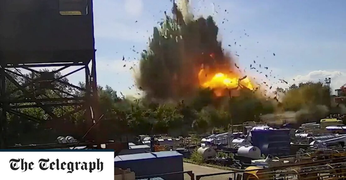 Ukrainekrieg &#8211; Sonderartikel Es begann als eine Szenerie, die weit entfernt war von den Kriegsbildern, die seit Beginn der Invasion im Februar aus der Ukraine strömten. CCTV-Aufnahmen aus Kremenchuk, einer Industriestadt in der Zentralukraine weit hinter der Frontlinie, zeigten Familien, die in einem öffentlichen Park spazieren gingen und die Sommersonne genossen. Ihr Frieden verwandelte sich jedoch schnell in Panik, als eine russische Rakete ein Einkaufszentrum eine halbe Meile entfernt traf. Eltern versuchten, ihre Kinder zu packen und in Deckung zu gehen. Eine weitere Rakete würde bald in der Nähe landen. Etwa 20 Menschen wurden am Montag im Einkaufszentrum getötet, was &hellip;