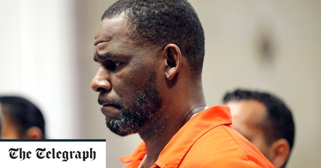 Dem R&#038;B-Sänger R Kelly droht ein Leben hinter Gittern, weil er einen ausgeklügelten Plan entwickelt hat, um junge aufstrebende Sänger und minderjährige Kinder zu verführen und sexuell auszubeuten. Der ehemalige Superstar der 90er wurde als „Raubtier“ gebrandmarkt, der seinen Ruhm und sein Vermögen nutzte, um „Junge, Verletzliche und Stimmlose zu seiner eigenen sexuellen Befriedigung auszubeuten“, nachdem er verurteilt worden war. Er wurde im September letzten Jahres von einer Jury wegen mehrfacher Erpressung wegen Bestechung und Zwangsarbeit verurteilt. Kelly, 55, wurde auch als Verstoß gegen ein Gesetz zur Bekämpfung des Sexhandels, das als Mann Act bekannt ist, befunden. Der Sänger, der &hellip;