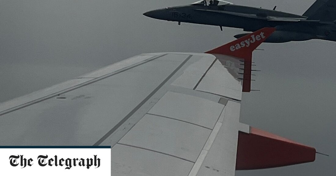 Ein easyJet-Flug von London nach Menorca wurde am Sonntag von einem spanischen Kampfflugzeug abgefangen, nachdem ein britischer Teenager an Bord angeblich in den sozialen Medien eine falsche Bombendrohung ausgesprochen hatte. Der 18-Jährige wurde von Polizisten der Guardia Civil identifiziert, als sie die Passagiere überprüften, und verbrachte die Nacht in Gewahrsam, während er auf ein Erscheinen vor Gericht und eine mögliche Anklage wegen öffentlicher Störung wartete. Der nicht namentlich genannte Verdächtige muss möglicherweise Schadensersatz zahlen, um die Kosten für die Notfallmaßnahmen der spanischen Flugsicherung zu decken, einschließlich des Absturzes des Kampfjets. Als Reaktion auf die Bombenwarnung, die laut Guardia Civil in &hellip;