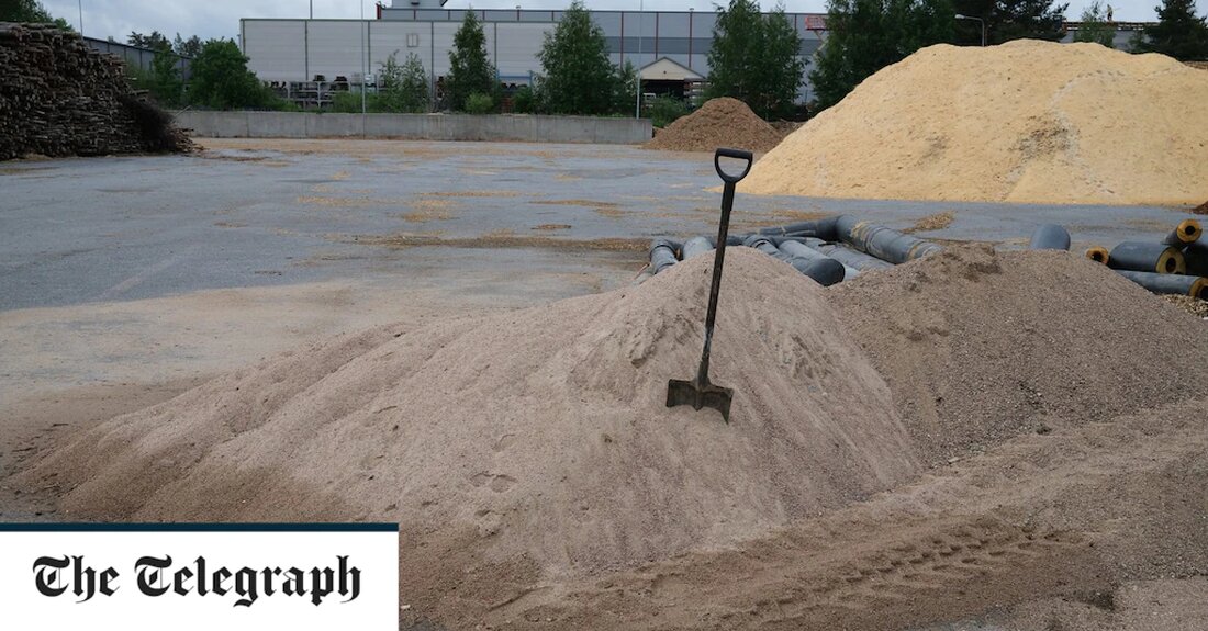 Als Weltneuheit wurde in Finnland eine Batterie vorgestellt, die Sand verwendet, um monatelang Wärme zu speichern, und die bei der Umstellung auf grüne Energie helfen könnte. Die Sandbatterie wird zur Beheizung von Häusern in der Stadt Kankaanpää in Westfinnland sowie für das örtliche Schwimmbad verwendet. Forscher sagen, dass es helfen könnte, das Problem zu lösen, wie erneuerbare Energien wie Wind und Sonne gespeichert werden können, da sie verwendet werden können, wenn die Sonne nicht scheint oder der Wind nicht weht. Der Sand, der Temperaturen von 600 °C erreichen kann, bietet eine Alternative zu Lithium-Ionen-Batterien, die auf teure und relativ knappe &hellip;