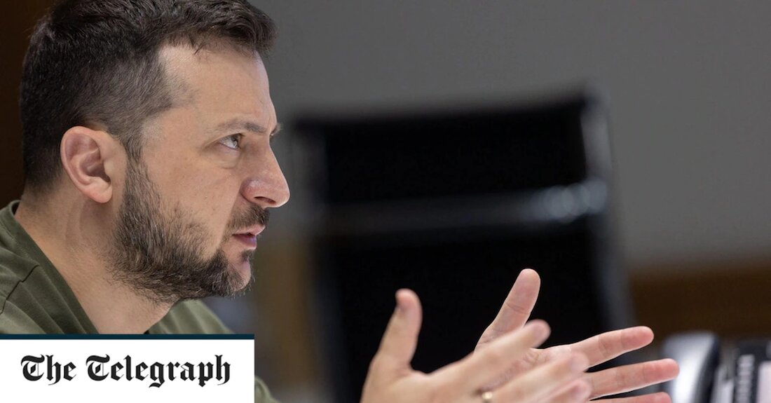 Wolodymyr Selenskyj hat seinen obersten General dafür kritisiert, dass er Armeerekruten drakonische Reisebeschränkungen auferlegt hat. Die seltene Kritik des ukrainischen Präsidenten am obersten Befehlshaber des ukrainischen Militärs wurde am Dienstag am Ende seiner nächtlichen Fernsehbesprechung für die Ukrainer über den Krieg vorgebracht und mag Frustration über die jüngsten Verluste auf dem Schlachtfeld verraten haben. „In der Gesellschaft gab es viele Streitigkeiten über die Entscheidung des Generalstabs der Streitkräfte der Ukraine, ein Verfahren zur Erlangung bestimmter Genehmigungen für Wehrpflichtige, Wehrpflichtige und Reservisten zu genehmigen“, sagte Selenskyj. „Ich bitte den Generalstab, solche Entscheidungen künftig nicht mehr ohne mich zu treffen.“ Am Tag &hellip;
