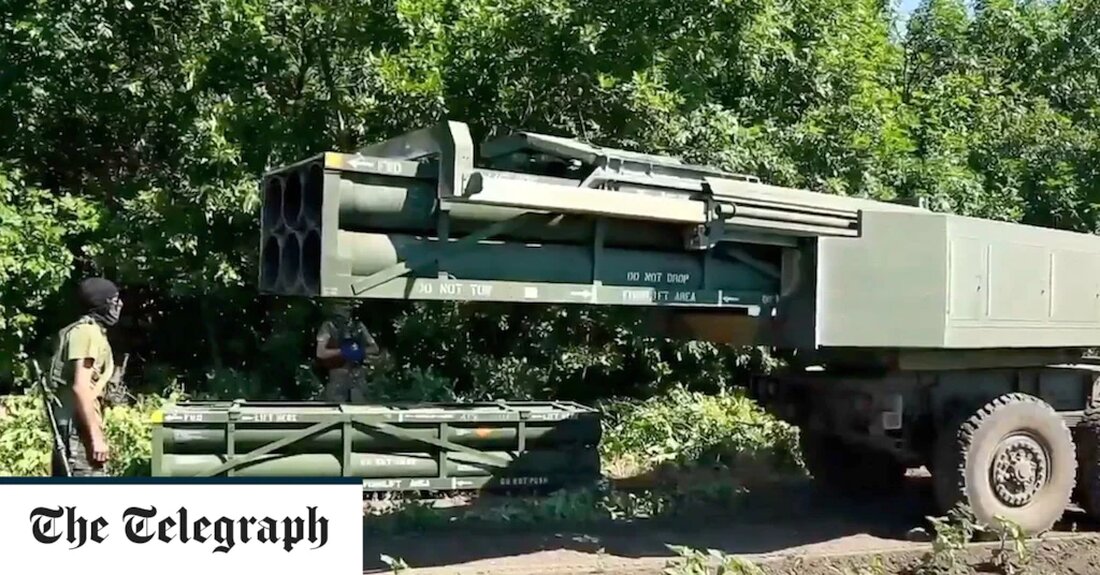 Ukrainekrieg &#8211; Sonderartikel Der unschätzbare Beitrag der in den USA hergestellten Artilleriewerfer in der Ukraine wurde durch einen eingängigen Popsong in einer weiteren kreativen Hommage an vom Westen gelieferte Waffen verewigt. Ukrainische Beamte haben die Artillerieeinheiten von Himars für mehrere kürzlich erfolgreiche Angriffe auf russische Ziele gelobt, darunter die Tötung mehrerer hochrangiger Offiziere. Jetzt ist ein Musikvideo aufgetaucht, das Aufnahmen zeigt, wie sie von ukrainischen Feldern abgefeuert werden, während ein tiefer Bariton über ihre Erfolge auf dem Schlachtfeld singt. „Hallo Mars! Unser vertrauenswürdiger Verbündeter aus Amerika ist hier. Willst du ihn treffen?&#8220; Er kanalisiert all unsere Wut. Er schickt eine &hellip;