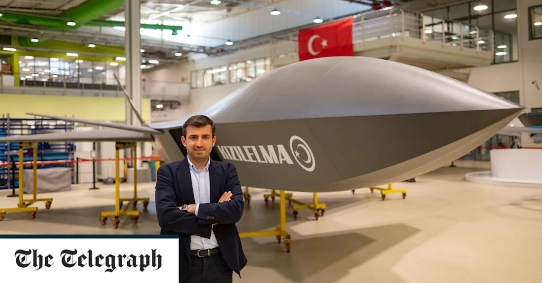 In einer streng bewachten Fabrik in einem Vorort von Istanbul befestigen Arbeiter Teile am Bauch einer Bayraktar TB2-Drohne. Die aschgraue Drohne, nicht größer als ein Motorboot, sitzt inmitten eines gigantischen Raums, der mit Hunderten von geschäftigen Ingenieuren gefüllt ist. Flügel wurden Seite an Seite im Raum gestapelt, bereit, an der Waffe befestigt zu werden, die der Ukraine einige ihrer entscheidendsten Siege gegen die russische Armee beschert hat. Die Sicherheit ist streng. Mitarbeiter müssen ihre Telefone gemäß den Regeln zur Verhinderung von Spionage an der Tür abgeben, während der Fotograf von The Telegraph den TB2 nur aus einem bestimmten, nicht aufschlussreichen &hellip;