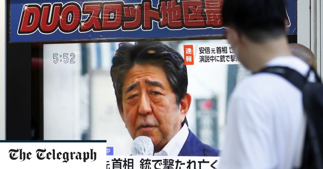 Japans Regierungspartei war nach den Wahlen gestern Abend, zwei Tage nach der Ermordung des ehemaligen Premierministers Shinzo Abe, auf dem Weg, ihre Mehrheit im Oberhaus zu erhöhen. Abes Partei, die regierende Liberaldemokratische Partei (LDP), sollte nach Prognosen japanischer Medien zwischen 69 und 83 von 125 Sitzen gewinnen, nachdem die Wahllokale am Sonntagabend geschlossen worden waren. Die endgültigen Ergebnisse werden am Montag erwartet und könnten der Partei helfen, wichtige Reformen durchzusetzen, wie z. B. die Ausgabe von zwei Prozent oder mehr des BIP für die Verteidigung. Bei den Wahlen ging es um etwa die Hälfte der Sitze im japanischen Oberhaus, dem &hellip;