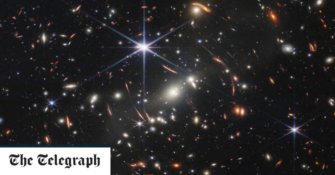 Die Nasa enthüllte die tiefste Ansicht des Universums, die jemals aufgenommen wurde, als sie am Montagabend das erste Bild ihres neuen Weltraumteleskops veröffentlichte. Das erste Bild des 10 Milliarden US-Dollar teuren James-Webb-Weltraumteleskops ist das weiteste Bild, das die Menschheit je in Zeit und Entfernung gesehen hat, näher am Beginn der Zeit und am Rand des Universums. Das Bild, das einen Fleck am Himmel von etwa der Größe eines Sandkorns abdeckt, das auf Armeslänge auf dem Boden gehalten wird, ist mit Tausenden von Galaxien gefüllt und zeigt die schwächsten Objekte, die jemals beobachtet wurden. Die Nasa sagte, das Bild sei das &hellip;
