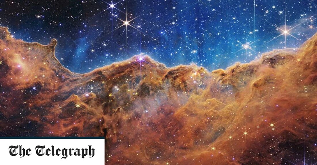 Mysteriöse schleierartige Strukturen wurden in außergewöhnlichen neuen Bildern des Carina-Nebels abgebildet, wobei Wissenschaftler zugeben: „Wir wissen nicht, was das ist.“ Neue Bilder des James-Webb-Weltraumteleskops (JWST) haben eine Landschaft aus Bergen und Tälern eingefangen, die als „kosmische Klippen“ bezeichnet werden und Hunderte von funkelnden neuen Sternen beherbergen. Die Sternentstehungsregion liegt 7.600 Lichtjahre von der Erde entfernt und ihre höchsten Gipfel erreichen eine Höhe von sieben Lichtjahren. Das neue Bild enthüllt Hunderte zuvor verborgener Sterne und zahlreiche unentdeckte Hintergrundgalaxien sowie seltsame geisterhafte Vorsprünge, die aus der Staubwolke auftauchen. Dr. Amber Straughn, stellvertretende Projektwissenschaftlerin für James Webb, sagte: „Zum ersten Mal sehen wir &hellip;