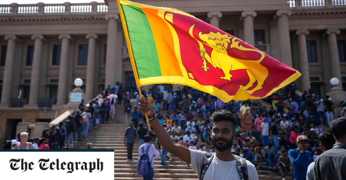 Sri Lanka hat den Ausnahmezustand ausgerufen, nachdem der Präsident am frühen Mittwochmorgen aus dem Land geflohen war. Gotabaya Rajapaksa entwischte nur wenige Stunden, bevor er unter dem Druck von Demonstranten, die über eine verheerende Wirtschaftskrise wütend waren, versprach, zurückzutreten. Herr Rajapaksa und seine Frau flogen an Bord eines Flugzeugs der srilankischen Luftwaffe in Richtung Malediven, sagte die Luftwaffe in einer Erklärung und brachten dem Inselstaat wenig Erleichterung, der seit Monaten von einer wirtschaftlichen Katastrophe heimgesucht wurde, die zu einem schweren Mangel an Nahrungsmitteln und Treibstoff geführt hat Jetzt herrscht politisches Chaos. Nachdem er aus dem Land geflohen war, rief der &hellip;