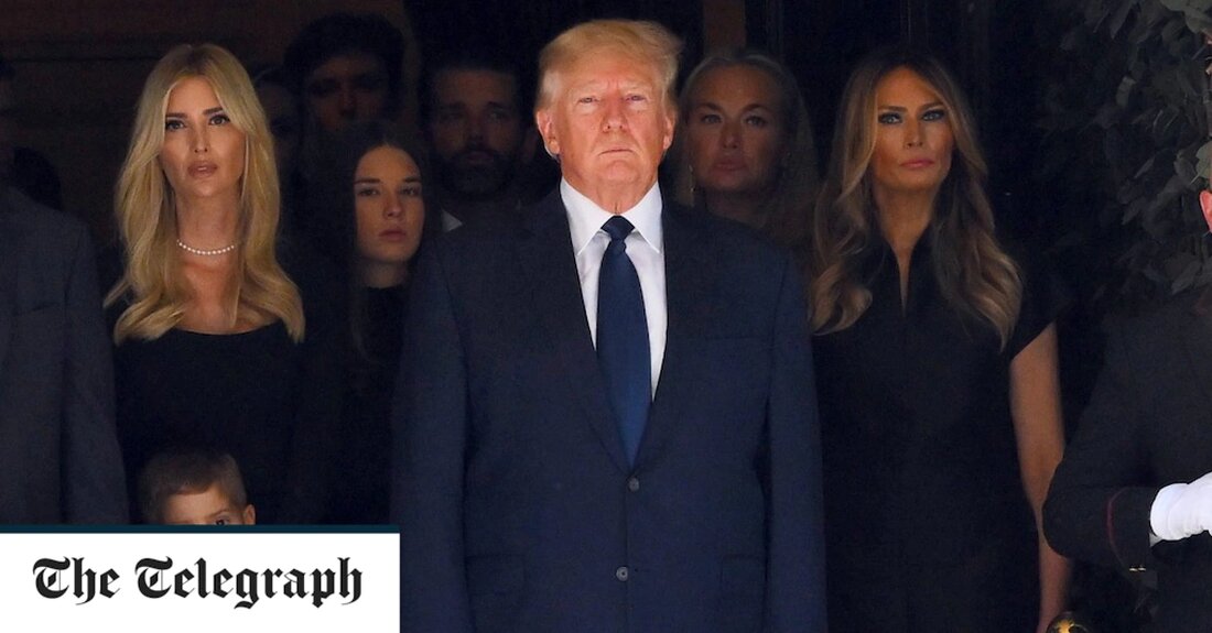 Ivana Trump, die Stilikone der 1980er Jahre und Ex-Frau von Donald Trump, wurde von den Kindern des ehemaligen Präsidenten bei ihrer Beerdigung in Manhattan am Mittwoch als „Wegbereiterin“ in Erinnerung gerufen. Die Familie Trump wurde von rund 100 Trauernden beim privaten Gottesdienst in der römisch-katholischen Kirche St. Vincent Ferrer in der Upper East Side der Stadt begleitet. Herr Trump hatte drei Kinder – Don Jr., Eric und Ivanka – mit seiner ersten Frau, die im Alter von 73 Jahren nach einem Treppensturz in ihrem Haus in New York City am 15. Juli starb. Laut dem New York PostIn einer emotionalen &hellip;