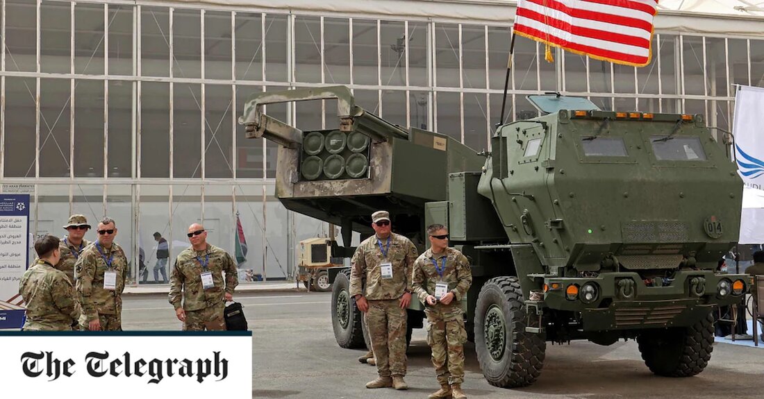 Amerika hat der Ukraine seine „genaueste Artilleriegranate“ geschickt, eine hochpräzise GPS-gesteuerte Munition namens Excalibur, wie Budgetdokumente des Pentagon enthüllten. Zuvor nicht veröffentlichte Dokumente vom letzten Monat zeigen, dass das US-Verteidigungsministerium vom Kongress die Erlaubnis erhalten hat, 92 Millionen US-Dollar „für die Beschaffung von Ersatzmunition M982 Excalibur auszugeben, die zur Unterstützung der internationalen Bemühungen zur Bekämpfung der russischen Aggression in die Ukraine transferiert wird“. Seit Monaten vermuten Verteidigungsbeobachter, dass die USA und Kanada erhebliche Mengen der hochentwickelten Waffe, die in der Lage ist, Ziele in einer Entfernung von 25 Meilen mit einer Genauigkeit von etwa zwei Metern zu treffen, an Kiews &hellip;