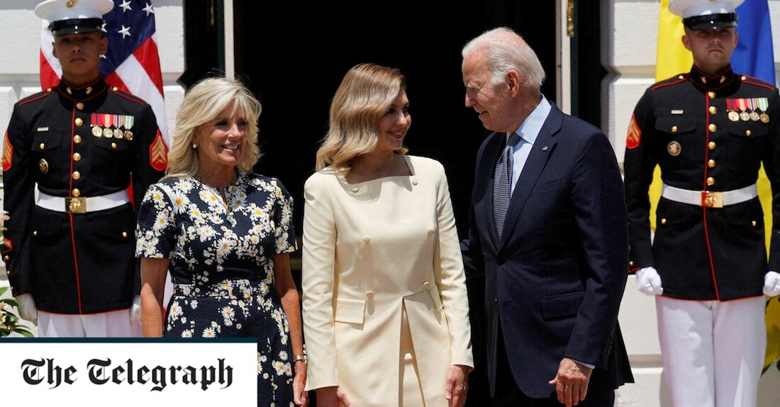 Die Frau von Wolodymyr Selenskyj wird voraussichtlich am Montag ohne den ukrainischen Präsidenten an der Beerdigung von Königin Elizabeth II. teilnehmen. Olena Zelenska, die First Lady der Ukraine, wird laut der Zeitung The Sun bei der Staatsbeerdigung in der Westminster Abbey neben einer Vielzahl von führenden Persönlichkeiten der Welt sein, darunter Joe Biden und Dutzende von Royals aus der ganzen Welt. Es wird nicht angenommen, dass Präsident Selenskyj selbst mit seiner Frau reist – er wird in der Ukraine bleiben, während der Krieg gegen Wladimir Putins Invasionstruppen weitergeht. Stattdessen wird Frau Zelenska an diesem Wochenende nach Großbritannien fliegen, um ihren &hellip;