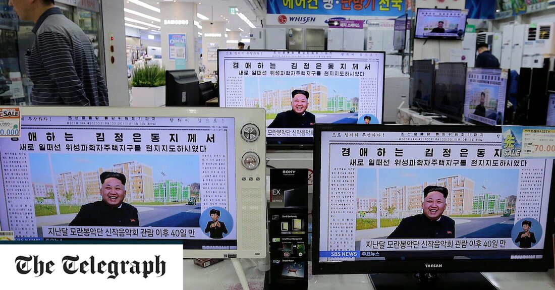 Südkorea plant, sein Verbot nordkoreanischer Zeitungen und des staatlichen Fernsehens aufzuheben, was wahrscheinlich auf starken Widerstand von Konservativen stoßen wird. Der Vorschlag, der in einem Grundsatzbericht des Vereinigungsministeriums an Yoon Suk-yeol, den südkoreanischen Präsidenten, dargelegt wurde, zielt darauf ab, das Verständnis zwischen den Gespaltenen zu fördern. Letztendlich, so heißt es in dem Bericht, wird der Zugang zu nordkoreanischen Medien dazu beitragen, „die koreanische nationale Identität wiederherzustellen“ und den Weg für die Wiedervereinigung zu ebnen, berichtete Yonhap News. Artikel 7 des südkoreanischen nationalen Sicherheitsgesetzes von 1948 verbietet effektiv den Besitz oder die Verbreitung von nordkoreanischem Material im Süden, wobei jedem, der &hellip;