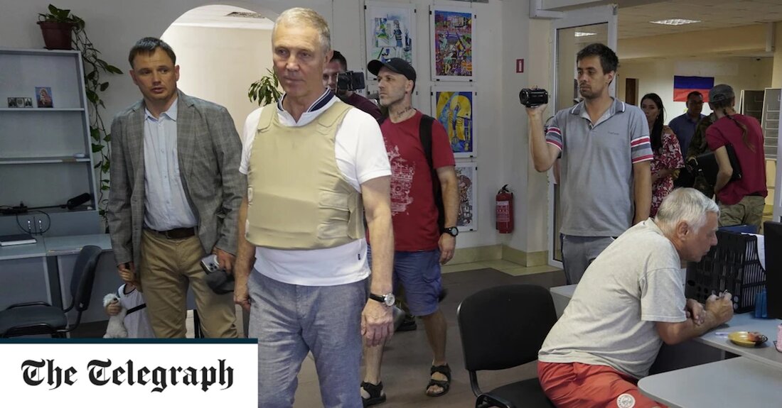 Der von Russland ernannte Bürgermeister von Cherson wurde einen Tag vor seiner Krankheit von einem Koch vergiftet, der in seinen Haushalt gebracht wurde, berichteten russische Oppositionsmedien. Es wurde berichtet, dass Vladimir Saldo am 3. August „krank wurde, sein Verstand begann sich zu trüben und seine Fingerspitzen taub wurden“, nachdem er vom Koch zubereitetes Essen gegessen hatte. Herr Saldo wurde in ein Krankenhaus in Simferopol auf der Krim, 170 Meilen südlich der Stadt Cherson, gebracht, wo ihn Ärzte ins Koma versetzten und nach Moskau flogen. Er ist jetzt an einem Beatmungsgerät im Sklifosovsky Emergency Research Institute. Die Ärzte warten auf seine &hellip;