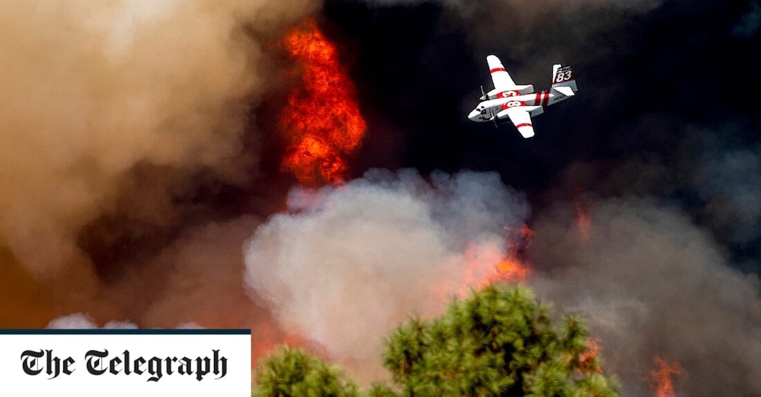 Feuerwehrleute setzten Lufttanker, Bulldozer und Handmannschaften ein, um am Sonntag ein sich schnell bewegendes Lauffeuer westlich des Yosemite-Nationalparks zu bekämpfen, nachdem es plötzlich und unvorhersehbar zu einem der größten Brände des Jahres herangewachsen war und Tausende von Evakuierungen erzwang. Angetrieben von extremer Hitze und zundertrockenen Wäldern und Unterholz, schloss das Eichenfeuer, das am Freitag begann, innerhalb einer halben Meile (0,8 km) von der Stadt Mariposa Pines, war aber immer noch mehr als 10 Meilen (16 km) von Yosemite entfernt, für das es berühmt war seine riesigen, uralten Mammutbäume. Bis Sonntagabend hatte das Feuer 15.603 Acres (6.314 Hektar) verzehrt, mehr als &hellip;