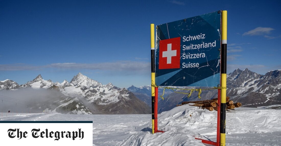 Eine alpine Schutzhütte ist infolge eines schmelzenden Gletschers in den Mittelpunkt eines ungewöhnlichen Grenzstreits zwischen der Schweiz und Italien geraten. Traditionell wird die Grenze zwischen den beiden Ländern hoch oben in den Alpen durch die Wasserscheide gezogen, die den Punkt markiert, an dem Schmelzwasser in Richtung des einen oder anderen Landes fließt. Doch steigende Temperaturen durch den Klimawandel lassen den Theodulgletscher schmelzen, mit der Folge, dass sich die Wasserscheide verschiebt und tiefer in italienisches Gebiet vordringt. Die Verschiebung der Grenze hat den Status der Berghütte Rifugio Guide del Cervino auf 3.480 m oder 11.417 Fuß in Frage gestellt. Die Besucherhütte, &hellip;
