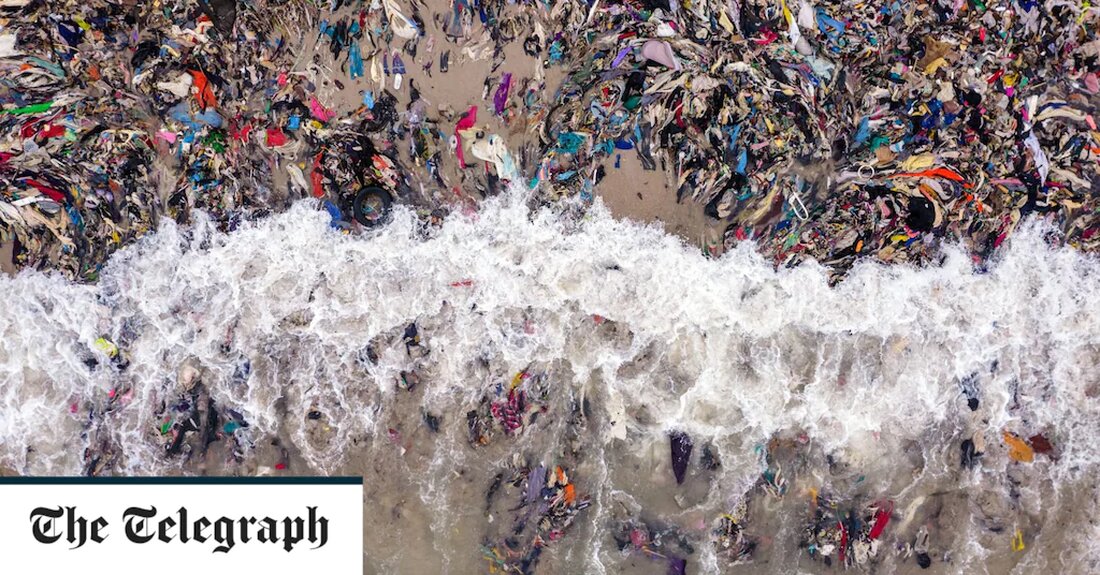 An den Stränden von Accra werden Berge unerwünschter Kleidung angespült, während neue Fotos den Schaden zeigen, den die britische „Fast Fashion“-Industrie in Ghana anrichtet. Laut Umweltexperten ist der britische Second-Hand-Kleidungsmarkt von einem Überangebot an minderwertigen Artikeln überschwemmt, die nicht weiterverkauft werden können. Einige davon werden in Länder am anderen Ende der Welt verschickt – Importe, die ursprünglich florierende Second-Hand-Märkte geschaffen haben, aber jetzt ihre Recycling-Infrastruktur überfordern. Ghana ist laut der Nachhaltigkeitsorganisation WRAP einer der Hauptempfänger von gebrauchter Kleidung aus dem Vereinigten Königreich, von der 70 Prozent nach Übersee verschickt werden. Aber fast die Hälfte der importierten Kleidung, die Ghana erhält, &hellip;