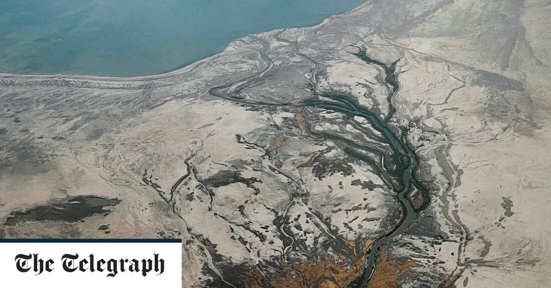 Rekordtiefe Wasserstände im Great Salt Lake haben krebserregendes Arsen im Boden freigelegt, das als „Umwelt-Atombombe“ beschrieben wurde. Der größte Salzwassersee der westlichen Hemisphäre ist auf nur ein Drittel seiner Kapazität geschrumpft und hat in der 800 Meilen langen exponierten Playa hohe Konzentrationen der krebserregenden Chemikalie und anderer gefährlicher Metalle freigelegt. Windstürme tragen diese tödlichen Materialien dann als giftigen Staub in die Lungen der Anwohner und bedrohen die 2,5 Millionen Einwohner, die in der Nähe von Salt Lake City, Utah, und anderen umliegenden Stadtteilen leben. Dr. Kevin Perry ist jeden Zentimeter des Bodens, der durch das Schrumpfen des historischen Sees freigelegt &hellip;