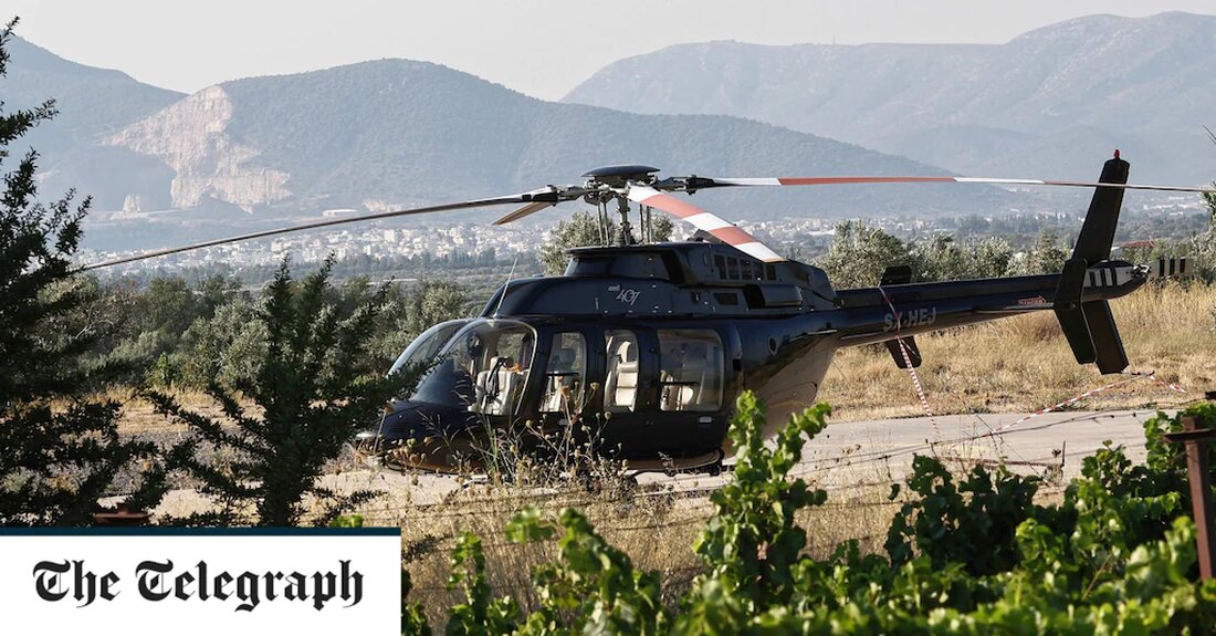 Ein Pilot und zwei weitere Personen wurden festgenommen, nachdem ein britischer Tourist, der aus Mykonos zurückkehrte, beim Aussteigen durch die Rotorblätter eines Hubschraubers tödlich verletzt worden war. Der 21-Jährige soll zu einer Gruppe britischer Urlauber gehört haben, die den Hubschrauber gechartert hatten, um sie von der Insel nach Spata in der Nähe des internationalen Flughafens von Athen zu fliegen. Unter den Touristen sollen auch die Eltern des Mannes sein. Der Brite wurde tödlich verletzt, nachdem er zum Heck des Flugzeugs gegangen und vom Heckrotor getroffen worden war, hieß es. Andere Berichte deuteten darauf hin, dass der Mann enthauptet worden war. &hellip;