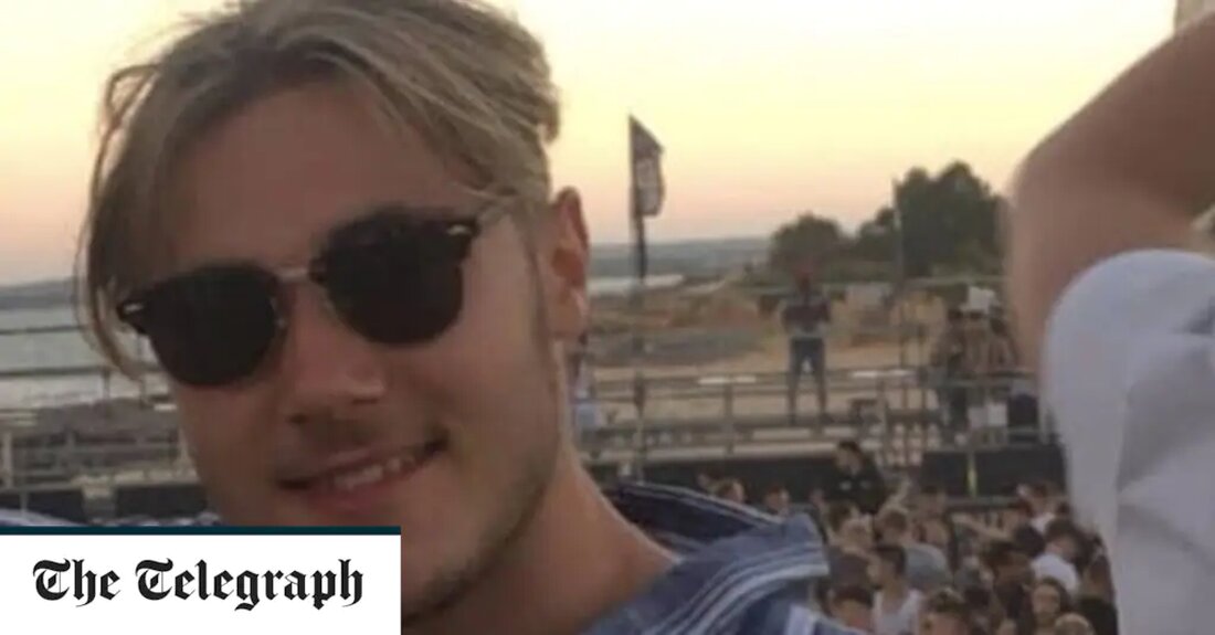 Ein britischer Urlauber war noch nie in einem Hubschrauber geflogen, bevor er in Griechenland von einem Rotorblatt tödlich verletzt wurde, behauptete seine Schwester, als sie auf Behauptungen zurückschlug, er sei ein „unausstehliches, wohlhabendes Kind“. Jack Fenton, 22, wurde sofort getötet, als er in das sich drehende Heckblatt lief, als er einen Bell 407-Hubschrauber verließ, der ihn und drei Freunde von Mykonos nach Spata in der Nähe des internationalen Flughafens von Athen geflogen hatte. Die Gruppe war auf einer Reise auf die Ferieninsel gewesen, um Fentons Geburtstag zu feiern, und sollte am Montagabend nach Großbritannien zurückkehren, als der Unfall passierte. Die &hellip;