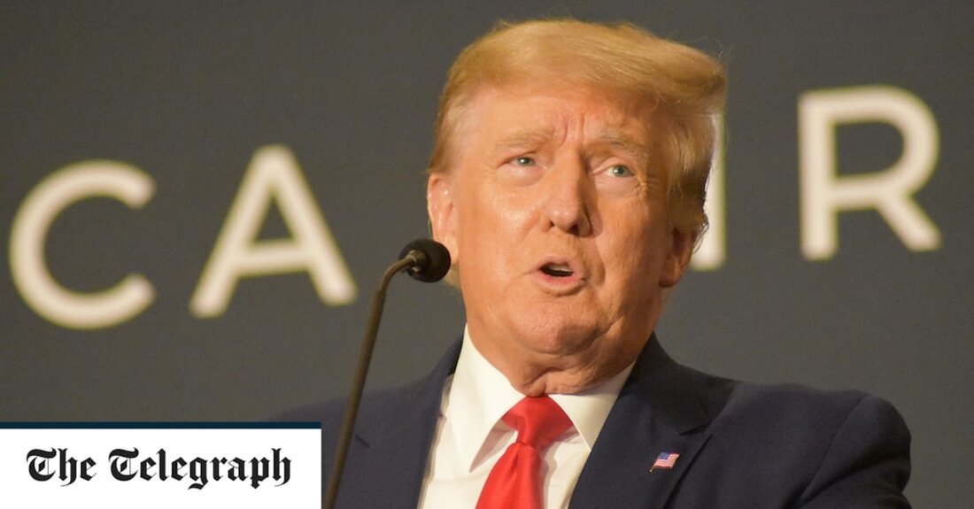 Das US-Justizministerium untersucht die Handlungen von Donald Trump in seiner strafrechtlichen Untersuchung der Versuche des ehemaligen Präsidenten, seine Wahlniederlage von 2020 aufzuheben, berichtete die Washington Post am Dienstag. Das Justizministerium hat ehemalige Beamte des Weißen Hauses befragt, darunter den ehemaligen Stabschef des ehemaligen Vizepräsidenten Mike Pence, der am Montag bestätigte, dass er vor einer Grand Jury des Bundes ausgesagt hatte, die den Angriff auf das US-Kapitol vom 6. Januar 2021 untersuchte Bemühungen von Herrn Trump und seinen Verbündeten, seine Niederlage umzukehren. Staatsanwälte, die Zeugen vor der Grand Jury befragen, haben nach Gesprächen mit Herrn Trump und seinen Anwälten und anderen &hellip;