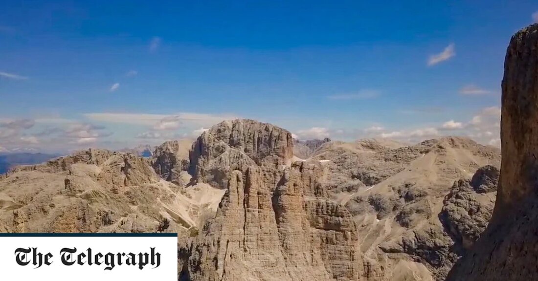 Eine Britin ist gestorben, nachdem sie beim Klettern in den Dolomiten in Norditalien 100 Fuß in den Tod gestürzt war. Die 56-jährige Frau kletterte mit ihrem Mann, als sich der Unfall im Rosengarten-Massiv nahe der Stadt Bozen, der Hauptstadt des Autonomen Gebiets Südtirol, ereignete. Sie bewältigten einen „Klettersteig“, eine steile Route über Klippen und Felswände, bei der man sich mit Eisenseilen, Sprossen und Leitern auseinandersetzen muss. Die Kletterrouten haben ihren Ursprung im Ersten Weltkrieg, als gegnerische italienische und österreichisch-ungarische Truppen darum wetteiferten, höher gelegene Stellungen einzunehmen. Sie befestigten eiserne Leitern und Seile an den Felsen, um Munition, Waffen und Lebensmittel &hellip;