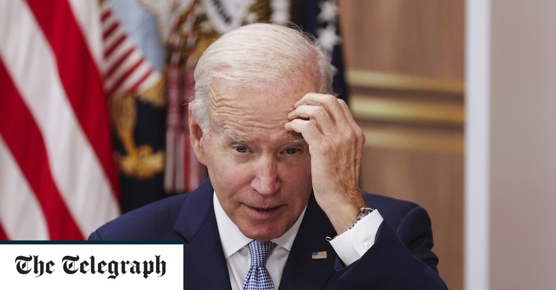 Joe Biden wurde 2020 aus einem Hauptgrund zum Präsidenten gewählt: Er war nicht Donald Trump. Niemand in der Demokratischen Partei war besonders wild auf seine Kandidatur. Er galvanisierte keine bestimmte Basis. Welche Kampagne er führte, war flach und ohne Aufregung. Die einzige Idee war, dass er eine unaufregende Figur war, die ohne Zwischenfälle durch den Wahlkampf gleiten, ins Amt kommen und dafür sorgen konnte, dass die Republik nicht von Trump geführt wurde. Es hat natürlich funktioniert. Aber obwohl es eine Tugend für eine Kampagne sein mag, nicht Trump zu sein, stellt es sich heraus, dass es nicht ausreicht, um ein &hellip;