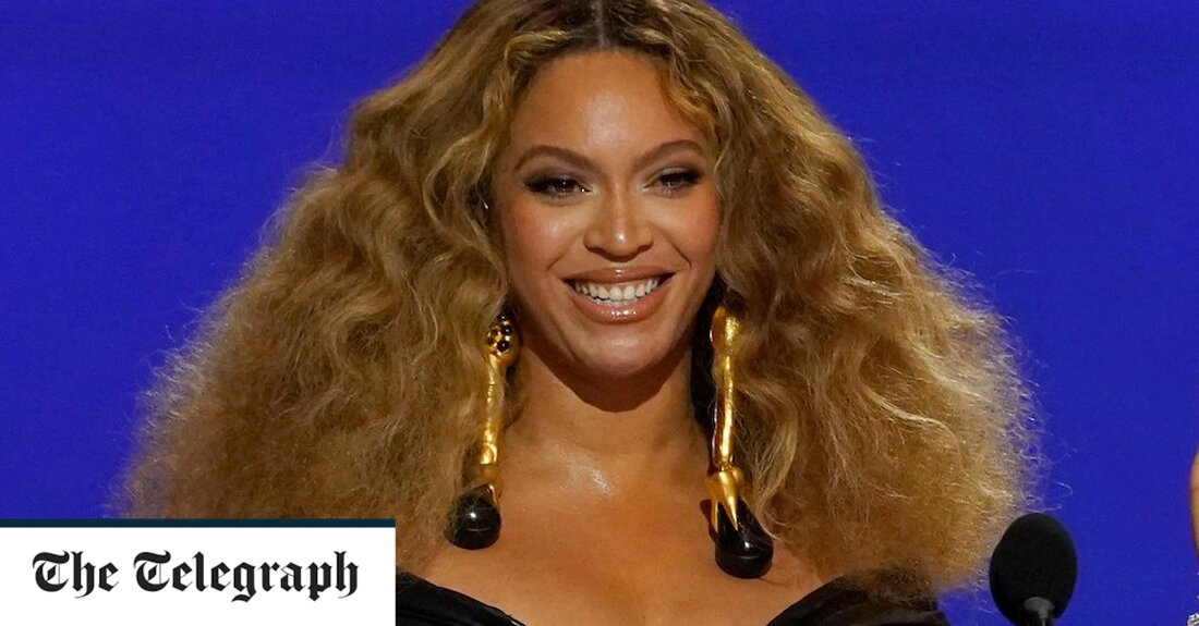 Beyoncé hat zugestimmt, den Text eines Songs auf ihrem neuen Album neu zu schreiben, nachdem sie Menschen mit Zerebralparese mit einem Wort beleidigt hat. Fans und Behindertenaktivisten waren empört über die Verwendung des Wortes „Spaz“ in dem Song „Heated“, der auf dem neu veröffentlichten Album „Renaissance“ erscheint. Es erscheint in einer Zeile, in der sie „Spazzin&#8216; on that ass, spazz on that ass“ singt. Während das Wort in der schwarzen amerikanischen Umgangssprache „verrückt werden“ oder „kämpfen“ bedeutet, wird es auch häufig als Kurzform für Spastik verwendet, insbesondere in Großbritannien. Wird als abwertender Begriff angesehen Der letztgenannte Begriff gilt als abwertend &hellip;
