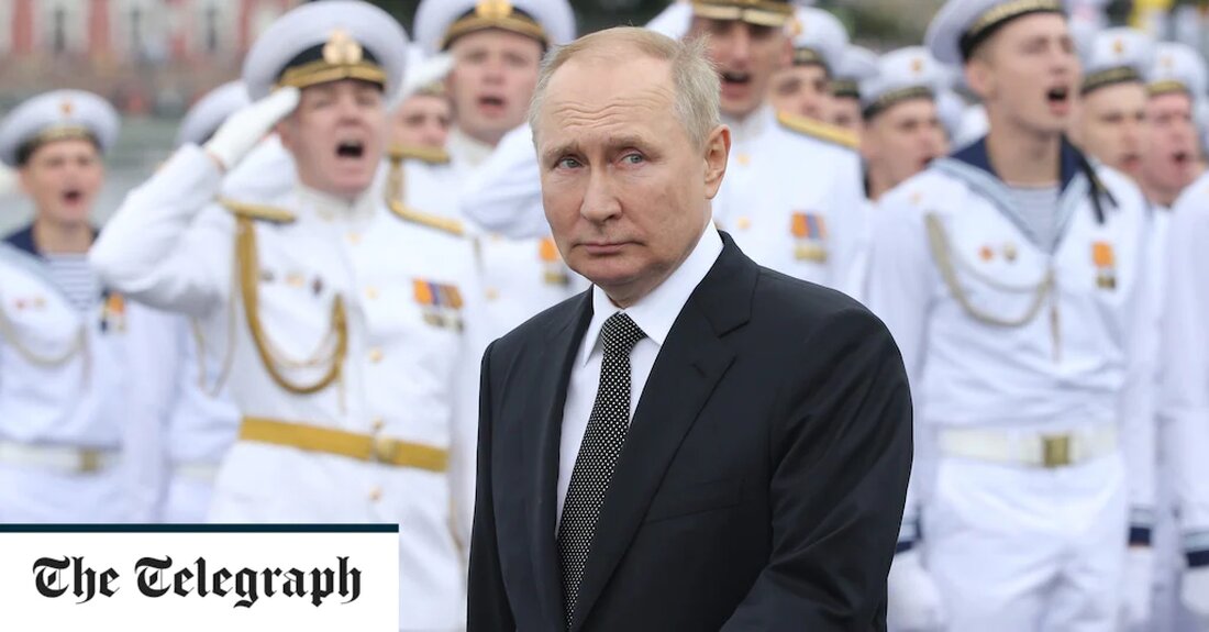 Wladimir Putin hat die USA und die Nato als ihre größten Marinefeinde bezeichnet und eine erweiterte Präsenz in der umstrittenen Arktisregion gefordert, als er eine neue Doktrin für die Marine des Landes skizzierte. Der russische Präsident legte während einer Rede anlässlich des russischen Marinetags in St. Petersburg Pläne vor, sich als „große Seemacht“ zu präsentieren, mit dem Befehl, die Aktivitäten rund um Svalbard, ein strategisch wichtiges norwegisches Archipel nahe dem Nordpol, zu verstärken. Ein 55-seitiges Dokument, das vom Präsidenten unterzeichnet wurde, sagte, Washingtons „strategisches Ziel, die Weltmeere zu beherrschen“, sowie die Nato-Erweiterung seien die Hauptbedrohungen für die nationale Sicherheit Russlands. &hellip;