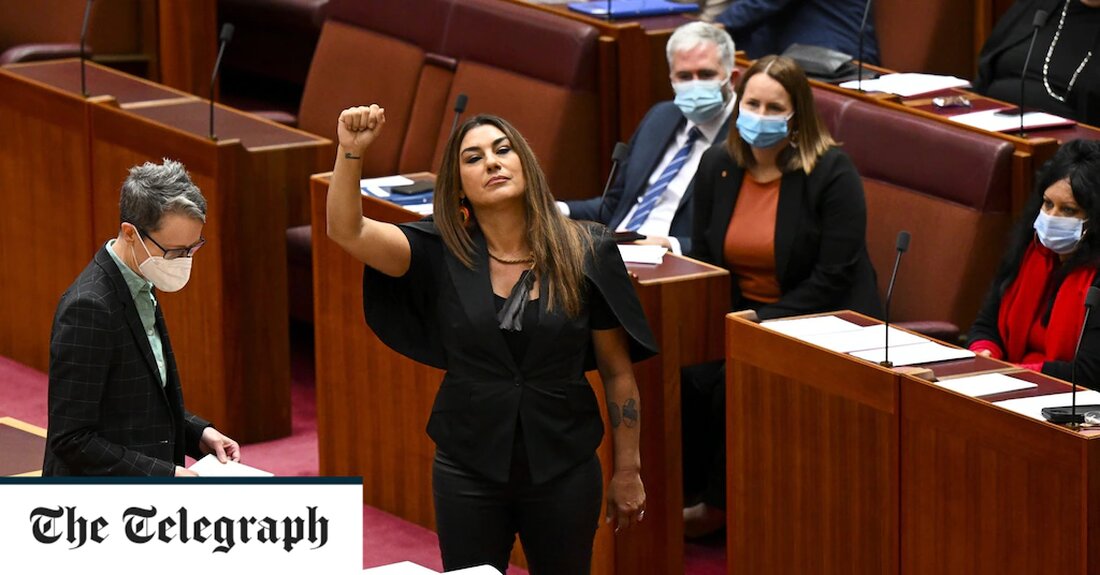 Einem indigenen Mitglied des australischen Oberhauses wurde am Montag befohlen, ihren Treueeid im Parlament zu wiederholen, nachdem sie die Königin als Kolonisatorin bezeichnet hatte. Lidia Thorpe, Senatorin der Grünen, verärgerte den Senatspräsidenten und einige ihrer Kollegen, als sie eine geballte Faust hob, während sie den Eid falsch rezitierte. Sie las von einer gedruckten Karte und sagte: „Ich, Souveränin, Lidia Thorpe, schwöre feierlich und aufrichtig, dass ich der kolonisierenden Königin, Ihrer Majestät, treu sein werde und wahre Treue trage.“ Sue Lines, die Präsidentin des Senats, forderte sie auf, den Eid wie gedruckt zu rezitieren, während andere Mitglieder des Oberhauses ebenfalls ihre &hellip;