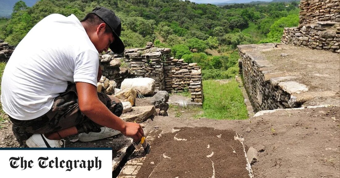 Die eingeäscherte Asche von Maya-Herrschern wurde zu Gummibällen verarbeitet und im ältesten Mannschaftssport der Welt verwendet, damit die Menschen nach dem Tod weiterleben konnten, so eine neue Theorie über die alte Zivilisation. Juan Yadeun Angulo entdeckte 400 Urnen mit Asche, Kohle, Gummi und Wurzeln in einer kürzlich freigelegten Krypta im Sonnentempel der archäologischen Stätte Toniná im Süden Mexikos. Der Archäologe glaubt, dass die Stätte tief unter der wichtigsten Pyramide der Stätte, die zwischen dem 7. und 8. Jahrhundert erbaut wurde, für Feuerbestattungen genutzt wurde. Die Asche wurde dann mit Pflanzenwurzeln und Gummi vermischt, um die schweren Bälle herzustellen, die in &hellip;