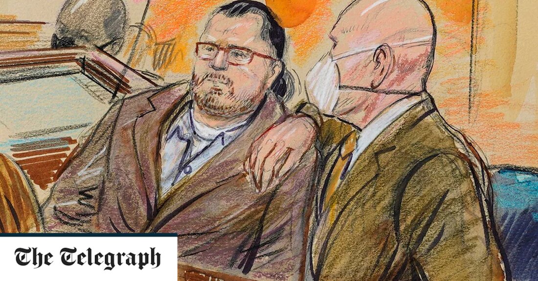 Ein Mitglied der texanischen Miliz, das bei den Unruhen vom 6. Januar eine Waffe zum US-Kapitol gebracht hatte, wurde zu mehr als sieben Jahren Haft verurteilt. Guy Reffitt, 49, der als erster Angeklagter am 6. Januar vor einer Jury stand, hat die bisher härteste Strafe von denen erhalten, die versucht haben, das Kapitol zu stürmen, um die Wahlniederlage von Donald Trump aufzuheben. Er war einer von mehr als 850 Personen, die im Zusammenhang mit dem Aufstand angeklagt wurden, bei dem Mitglieder des Kongresses sich in Sicherheit duckten und Mike Pence von Geheimdienstagenten weggeschafft wurde, als der Mob sich dem Vizepräsidenten &hellip;