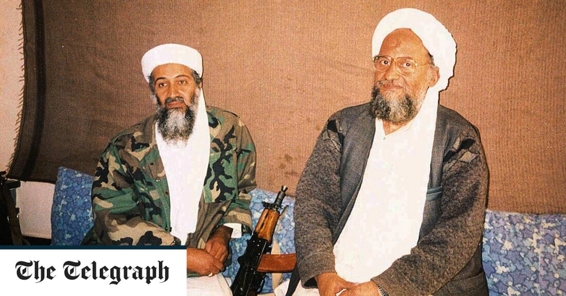 Osama Bin Laden wurde weithin als Drahtzieher der Terroranschläge vom 11. September 2001 angesehen, aber viele sagen, dass letztendlich sein geheimer Stellvertreter die größere Verantwortung trug. Mit seinem buschigen Bart, der dick umrandeten Brille und dem markanten blauen Fleck auf seiner Stirn, der sich im Gebet niedergeworfen hatte, gelang es Ayman al-Zawahiri nicht, die Verehrung zu erzwingen, die der charismatische, in Saudi-Arabien geborene Bin Laden bei Al-Qaida-Anhängern hervorrief. Und doch ist es al-Zawahiri, der als der Kopf hinter dem berüchtigtsten Terroristennetzwerk der Welt und als maßgeblicher Einfluss auf Bin Ladens Verwandlung von einem finanzkräftigen jungen Radikalen in einen erfahrenen Propagandisten &hellip;