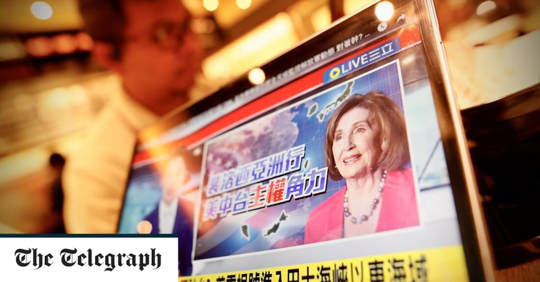 Chinesische Kriegsschiffe wurden am Dienstag an der Seegrenze zu Taiwan stationiert und Militärflugzeuge summten über ihnen, als die Spannungen wegen eines erwarteten Besuchs von Nancy Pelosi, der US-Sprecherin, zunahmen. Frau Pelosi wird voraussichtlich am Dienstag in Taiwan eintreffen, es ist der erste Besuch einer US-Sprecherin seit 25 Jahren. Aber nachdem Peking vor der Reise gewarnt hatte, begann das chinesische Militär mit scharfen Feuerübungen im Südchinesischen Meer, während auch im nördlichen Bohai-Meer Militärübungen durchgeführt wurden. Nach Angaben des japanischen Verteidigungsministeriums waren zwei chinesische Kriegsschiffe – ein Zerstörer und eine Lenkwaffenfregatte – in Gewässern östlich von Taiwan stationiert. Laut Reuters flogen am &hellip;