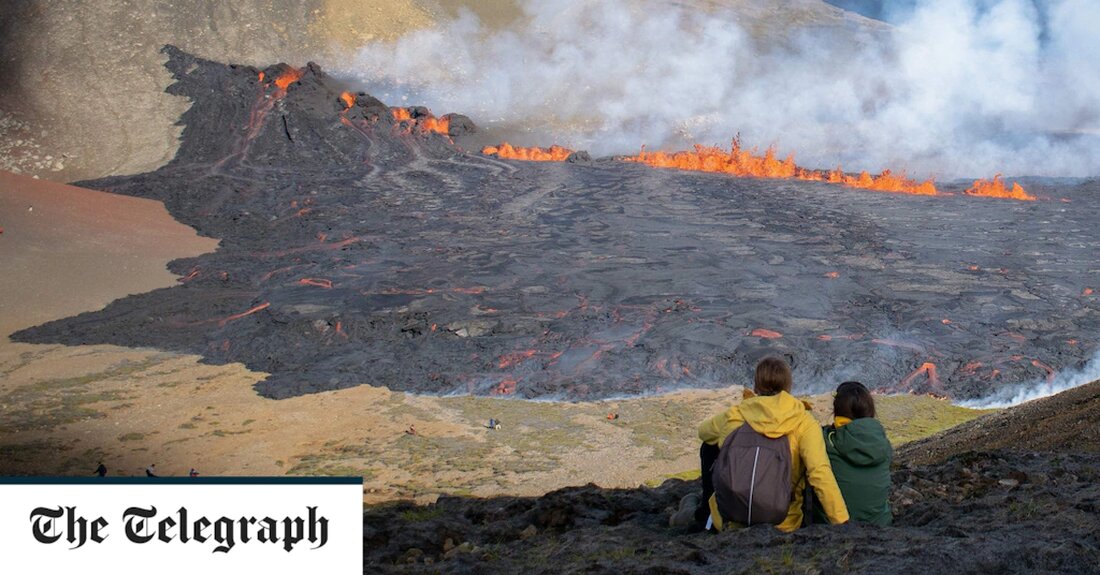 Neugierige Schaulustige haben sich auf den Weg zu einem Vulkanausbruch in der Nähe von Islands Hauptstadt Reykjavik gemacht, um die blubbernde Lava zu bestaunen, einen Tag nachdem der Riss in einem unbewohnten Tal aufgetaucht war. Der Ausbruch ereignete sich etwa 40 Kilometer von Reykjavik entfernt in der Nähe des Vulkans Mount Fagradalsfjall im Südwesten Islands, der zwischen März und September 2021 sechs Monate lang Magma ausspuckte. Während der letztjährige Ausbruch leicht zu Fuß erreichbar war und mehr als 435.000 Touristen anzog, ist der Zugang zum neuen Ausbruch schwieriger und erfordert eine anstrengende 90-minütige hügelige Wanderung vom nächsten Parkplatz. Trotzdem besuchten &hellip;