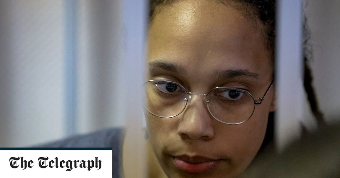 Der amerikanische Frauen-Basketballstar Brittney Griner wurde zu neun Jahren russischer Haft verurteilt, nachdem sie des Drogenschmuggels mit krimineller Absicht für schuldig befunden worden war, nachdem sie im Februar Vape-Patronen mit Cannabisöl nach Moskau gebracht hatte. Das Gericht befand den Angeklagten des Schmuggels und des Besitzes einer &#8222;erheblichen Menge an Betäubungsmitteln&#8220; für schuldig, sagte Richterin Anna Sotnikova vor einem Gericht in der Stadt Chimki bei Moskau. Sie wurde außerdem mit einer Geldstrafe von einer Million Rubel belegt, was ungefähr 13.500 Pfund entspricht. Die Athletin sagte „Ich liebe meine Familie“, als sie nach der Urteilsverkündung mit Handschellen aus dem Gerichtssaal geführt wurde. &hellip;