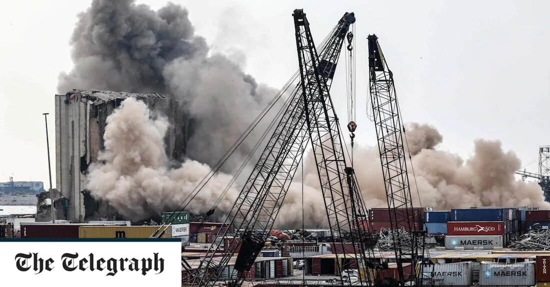 Beschädigte Getreidesilos im Hafen von Beirut stürzten am Donnerstag in einer massiven grauen Rauchwolke ein, genau zwei Jahre nach einer massiven Explosion, die große Teile der libanesischen Hauptstadt beschädigte. Die Betonstrukturen fielen, als Hunderte durch Beirut marschierten, um den zweiten Jahrestag der Explosion zu feiern, die mehr als 200 Menschen tötete und Tausende von Häusern und Geschäften zerstörte. Der aus vier Türmen bestehende Nordblock der Silos kippt seit Tagen langsam und stürzt schließlich vor Live-Fernsehkameras in eine riesige graue Rauchwolke. Früher am Tag sagte ein französischer Bauingenieur, der Sensoren an den beschädigten Strukturen installierte, voraus, dass sie am Donnerstag fallen &hellip;
