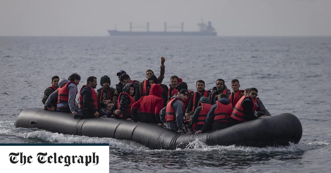 Fast vier von zehn Kanalmigranten stammen aus Albanien, wo es seit einem Vierteljahrhundert keinen Konflikt mehr gegeben hat, wie ein Bericht des Militärgeheimdienstes zeigt. Das Dokument, das als „offiziell sensibel“ gekennzeichnet ist, zeigt, dass fast dreimal so viele Migranten, die aus Frankreich nach Großbritannien kamen, aus Albanien kamen als aus jeder anderen Nation. Der Bericht, der am Sonntag in der Mail eingesehen wurde, enthüllt, dass von den 2.863 Migranten, die zwischen dem 1. Juni und dem 12. Juli von neun verschiedenen Menschenschmuggelbanden transportiert wurden, 1.075 – oder 37,5 Prozent – ​​Albaner waren. Obwohl die Albaner in ihrer Heimat, insbesondere im &hellip;