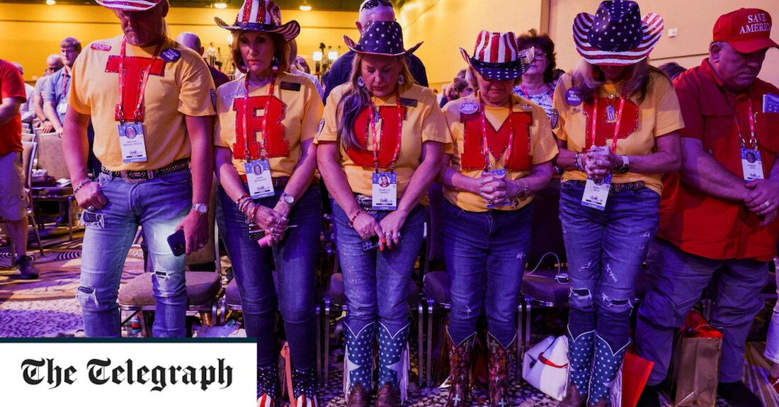 Fans von Donald Trump sind gekommen, um ihre Unterstützung für den ehemaligen Präsidenten vor seiner Grundsatzrede auf der Conservative Political Action Conference (CPAC) an diesem Wochenende in Dallas, Texas, zu zeigen. Eine Gruppe besonders enthusiastischer Fans namens The Trump Tribe of Texas wurde am ersten Tag der dreitägigen Convention in aufeinander abgestimmten Hemden abgebildet, auf denen die Vornamen der ehemaligen Präsidenten standen. Auf dem Foto sind sie zu sehen, wie sie in ihren passenden gelben und roten T-Shirts und Hüten mit amerikanischer Flagge am Gebet teilnehmen. Die 1974 ins Leben gerufene Jahreskonferenz ist ein Schlüsseltermin für Hoffnungsträger der republikanischen Führung &hellip;