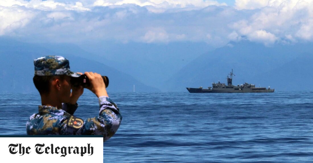 Chinas Militär wird „reguläre Übungen“ östlich einer inoffiziellen Grenze zu Taiwan durchführen, kündigten staatliche Medien am Sonntag an, als die Volksbefreiungsarmee als Reaktion auf den Besuch der Sprecherin des US-Repräsentantenhauses, Nancy Pelosi, vier Tage lang beispiellose Militärübungen um Taiwan herum abschloss. Die Übungen werden östlich der Mittellinie der Taiwanstraße durchgeführt, einer inoffiziellen Pufferlinie zwischen China und Taiwan, die aufgrund der Unfallgefahr normalerweise nicht von Militärflugzeugen und Kriegsschiffen von beiden Seiten überquert wird. Am frühen Sonntag hielten sich etwa 10 PLA- und taiwanesische Marineboote nahe an der Mittellinie, wobei die chinesischen Boote in den inoffiziellen Puffer „drängten“, während Taiwans Marine ihre &hellip;