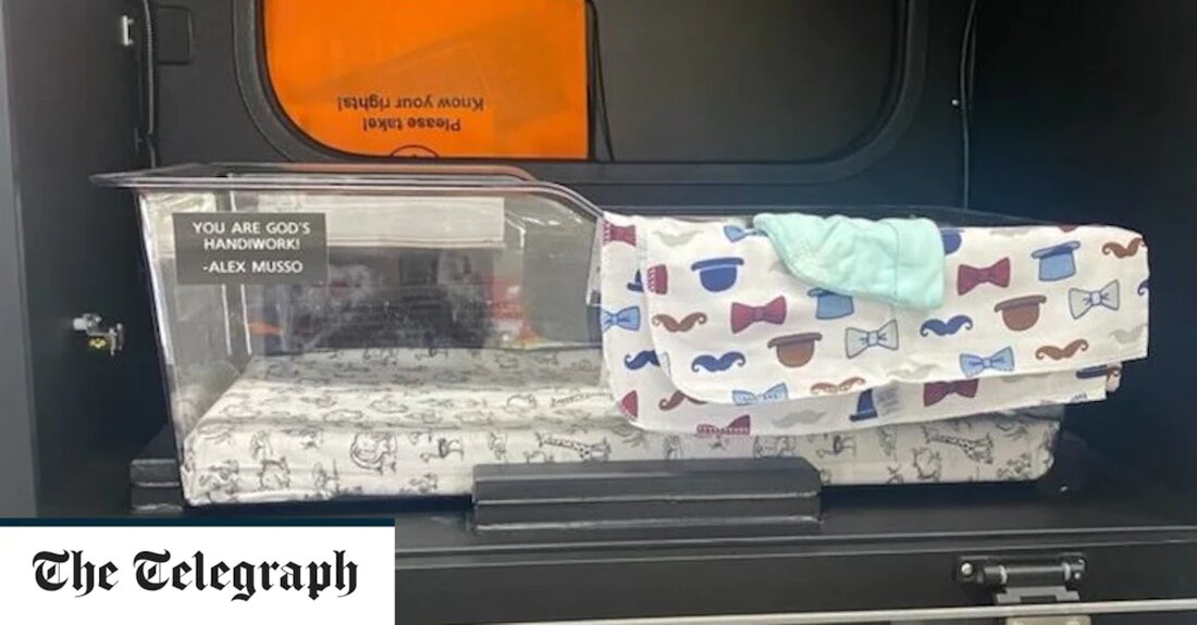 Abtreibungsgegner werben für „Drop Boxes“ für ungewollte Babys, die es Müttern ermöglichen, ihre Neugeborenen zur Adoption freizugeben, nachdem Roe V Wade gestürzt wurde. Die Babyboxen ähneln Abgabebehältern, die von Bibliotheken für die Rückgabe von Büchern verwendet werden, und sind Teil der Safe-Haven-Bewegung, die darauf abzielt, Adoption als Alternative zur Abtreibung zu fördern. Sie sind in Feuerwehrwachen und Krankenhäusern zu finden, wo das Personal für den Umgang mit verlassenen Babys geschult wurde. Die Boxen bieten den Eltern Anonymität, da das Baby ohne persönlichen Kontakt abgegeben wird Ein Elternteil, der ein Baby abgibt, öffnet einen Metallbehälter mit einem temperaturgesteuerten Stubenwagen. Nach dem &hellip;
