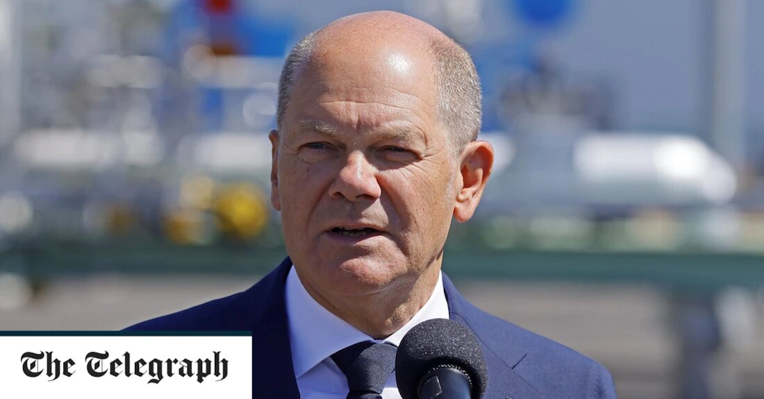 Die E-Mails von Olaf Scholz wurden von Staatsanwälten im Rahmen einer Korruptionsermittlung wegen der Umgehung einer 50-Millionen-Euro-Steuerrechnung durch eine Hamburger Bank durchsucht. Die Durchsuchung, die im März stattfand, aber erst am Montag öffentlich bekannt wurde, steht Berichten zufolge im Zusammenhang mit einer Untersuchung, ob Hamburger Politiker Druck auf die Finanzbehörde der Stadt ausgeübt haben, auf eine millionenschwere Steuerforderung gegen das Bankhaus MM Warburg zu verzichten. Die Entscheidung, auf die Steuerforderung zu verzichten, wurde 2016 getroffen, nachdem MM Warburg in den CumEx-Skandal verwickelt war, ein Steuerbetrugsschema, bei dem mehrere deutsche Finanzinstitute Milliarden von Euro aus europäischen Staatskassen gestohlen hatten. Damals war &hellip;