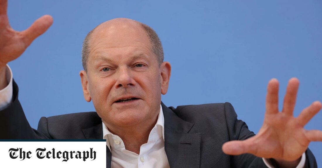 Olaf Scholz sagte den Deutschen, sie würden am Donnerstag „niemals alleine gehen“, da mehrere seiner Spionagechefs warnten, dass die Krise der Lebenshaltungskosten zu Unruhen auf den Straßen führen könnte. „Wir werden für sie da sein“, versicherte der Bundeskanzler bei seiner Sommerpressekonferenz der Öffentlichkeit in einem Winter, in dem Energieknappheit und die durch den Krieg in der Ukraine verursachte Inflation zu erwarten sind. „Ich habe bewusst den Satz ‚You&#8217;ll Never Walk Alone&#8216; gewählt, um unsere Haltung zu zeigen“, sagte Scholz und bezog sich dabei auf den Balladeklassiker Gerry and the Pacemakers, der auch bei Fußballfans in Liverpool und Deutschland ein Hit &hellip;
