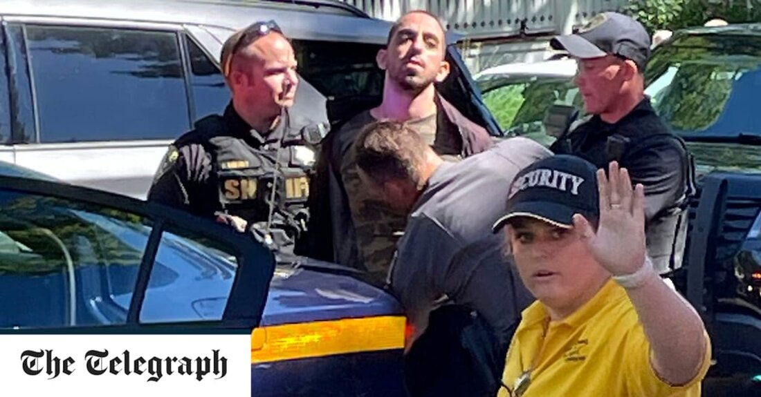 Ein 24-jähriger Mann wurde wegen versuchten Mordes angeklagt, nachdem Sir Salman Rushdie bei einer Literaturveranstaltung in New York in Hals und Bauch gestochen worden war. Hadi Matar aus Fairview, New Jersey, erschien im Gefängnis von Chautauqua County, um sich einer Anklage zu stellen, die bei einer Verurteilung zu einer Freiheitsstrafe von bis zu 15 Jahren führen könnte. &#8222;Die für den gestrigen Angriff verantwortliche Person, Hadi Mattar, wurde nun offiziell wegen versuchten Mordes zweiten Grades und Körperverletzung zweiten Grades angeklagt&#8220;, sagte der Bezirksstaatsanwalt von Chautauqua, Jason Schmidt, in einer Erklärung. „Er wurde gestern Abend wegen dieser Anklagen angeklagt und ohne Kaution &hellip;