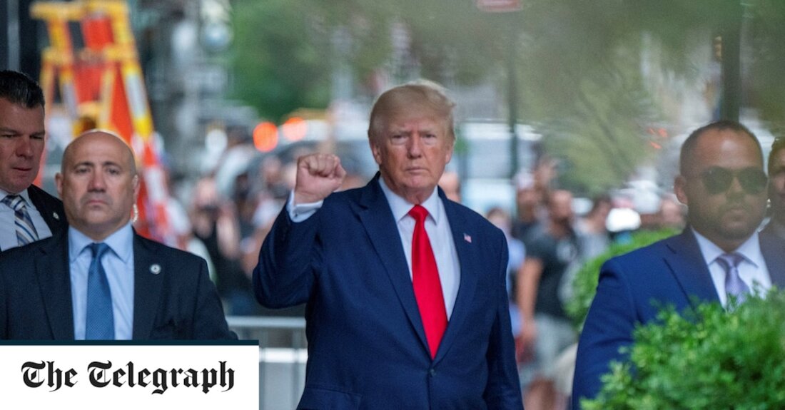 Donald Trump hat behauptet, FBI-Agenten, die sein Haus in Mar-a-Lago durchsuchten, hätten seine Pässe genommen und es als „politischen Angriff“ bezeichnet. Der ehemalige Präsident schrieb eine Woche, nachdem die Bundesbehörde nach Florida gezogen war, um geheime Dokumente aus seinem Haus in Florida zu bergen, auf seiner Website Truth Social, dass „sie meine drei Pässe (einer davon abgelaufen) zusammen mit allem anderen gestohlen haben. Dies ist ein Angriff auf einen politischen Gegner auf einem Niveau, das es in unserem Land noch nie gegeben hat. Dritte Welt.&#8220; Die Behauptung wurde nicht sofort von der Behörde bestätigt, die normalerweise einen Pass beschlagnahmt, wenn &hellip;