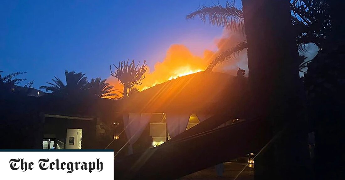 Giorgio Armani half bei der Evakuierung Dutzender Touristen nach einem Waldbrand auf der abgelegenen italienischen Insel Pantelleria. Laut einem Sprecher raste der angesehene Designer mit einem Boot, um seinen Nachbarn von dem Brand auf der Insel zu berichten. Die Küstenwache sagte, 30 Touristen seien evakuiert worden, als ein Feuer in der Vegetation im Nordosten der Insel vor der Südküste Siziliens ausbrach. Armani hat ein Ferienhaus auf Pantelleria und die Flammen seien &#8222;nah&#8220; gekommen, hätten es aber nicht beschädigt, sagte der Sprecher seiner Marke gegenüber AFP. Laut La Repubblica waren gerade Gäste zu einem Aperitif in Armanis Haus eingetroffen, als seine &hellip;