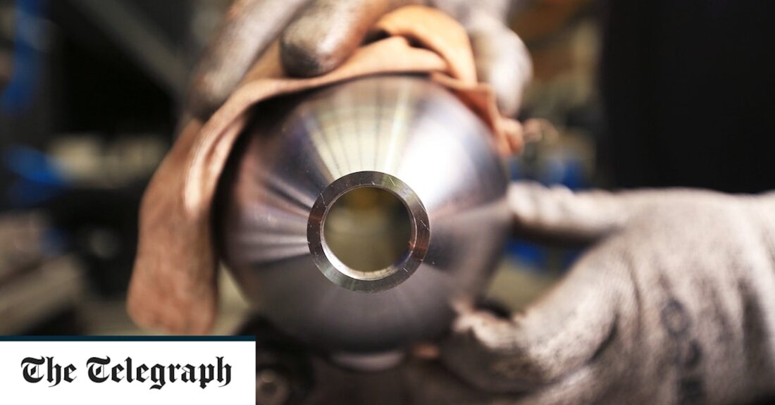 Auf einer Fabriketage in Washington im Nordosten Englands steht ein Metallblock von der Größe eines Schuhkartons. Einmal in Form gestanzt und mit hochexplosivem Sprengstoff gefüllt, könnte der Stahlklumpen – richtig Knüppel genannt und dazu bestimmt, in ein 155-mm-Artilleriegeschoss verwandelt zu werden – eines Tages den Turm eines russischen Panzers durchbohren, während die Ukrainer für die Befreiung ihres Landes kämpfen. Die Bereitstellung von Artilleriegeschossen ist einer der bestimmenden Faktoren des Krieges in der Ukraine, und beide Seiten kämpfen darum, die Versorgung aufrechtzuerhalten. Russland musste auf jahrzehntealte Munition zurückgreifen, die instabil und von zweifelhafter Zuverlässigkeit ist, um den Angriff aufrechtzuerhalten. Der Chef &hellip;