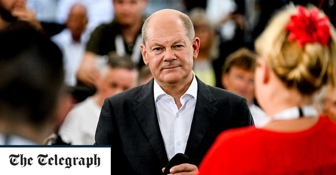Bei einer öffentlichen Versammlung in der ostdeutschen Stadt Magdeburg Ende letzter Woche beantwortete der Deutsche Olaf Scholz Fragen von 100 Einheimischen, die in einer schwer bewachten preußischen Festung eingeschlossen waren, während wütende Demonstranten draußen für ein konstantes Hintergrundgewirbel von Pfeifen und Gesängen sorgten. Es war eine treffende Metapher für seine umkämpfte Kanzlerschaft. Angesichts einer Flut von Negativschlagzeilen, die seine Popularität untergraben haben, hat sich Herr Scholz, der letztes Jahr mit einer knappen Mehrheit an die Macht kam, auf den Weg gemacht, um zu versuchen, die deutsche Öffentlichkeit zurückzugewinnen. Aber bei der ersten Veranstaltung in der vergangenen Woche konnte sich der &hellip;