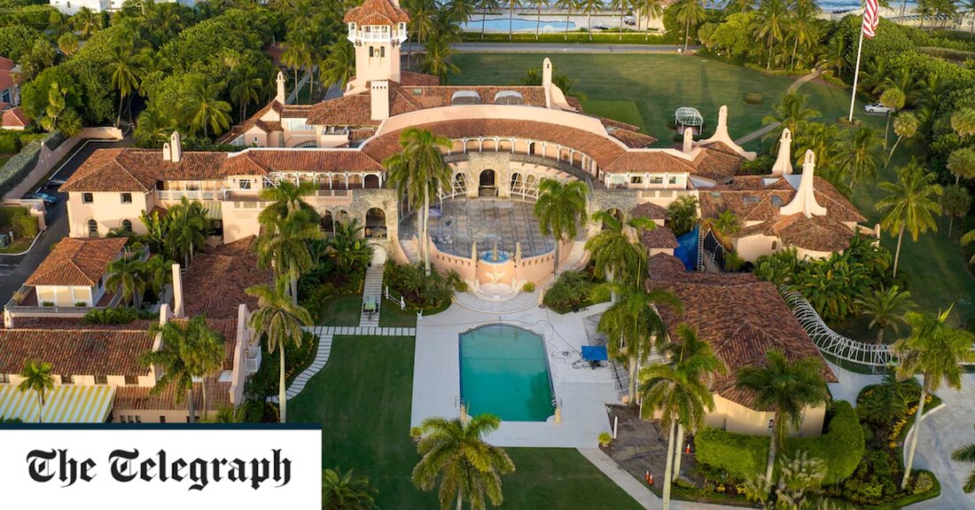 US-Geheimnisse, die möglicherweise von menschlichen Spionen vor Ort stammten, wurden im Keller von Mar-a-Lago entdeckt. Die Offenlegung erfolgte, als ein Gericht eine redigierte Version der 32-seitigen eidesstattlichen Erklärung des FBI veröffentlichte, die am 8. August zu einer Razzia in Donald Trumps Haus in Florida führte. Es zeigte sich, dass 14 der 15 Kisten, die im Januar von den Nationalarchiven in Mar-a-Lago sichergestellt wurden, geheime Dokumente enthielten, darunter einige mit der Aufschrift „HCS“. In der eidesstattlichen Erklärung schrieb ein FBI-Spezialagent: „HUMINT Control System, oder ‚HCS&#8216;, ist ein SCI [Sensitive Compartmented Information] Kontrollsystem zum Schutz nachrichtendienstlicher Informationen aus geheimen menschlichen Quellen, allgemein &hellip;