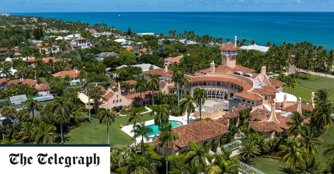 Berichten zufolge hat ein Mitarbeiter von Donald Trump im Mar-a-Lago-Resort einen Raum mit Überwachungsvideoprotokollen überschwemmt, einer von mehreren verdächtigen Vorfällen im Zusammenhang mit einer Untersuchung geheimer Dokumente. Das Resort des ehemaligen US-Präsidenten in Florida wurde letzten Sommer vom FBI durchsucht, als Ermittler rund 300 geheime Dokumente auf dem Grundstück sicherstellten, darunter US-Geheimnisse, die möglicherweise von menschlichen Spionen stammten. Die Razzia war Teil einer Bundesuntersuchung zur Aufbewahrung geheimer Dokumente durch Herrn Trump nach seinem Auszug aus dem Weißen Haus im Jahr 2017. Als die Staatsanwaltschaft zwei Monate später nach Überwachungsaufnahmen suchte, um zu verfolgen, wie die Aufzeichnungen im Resort verteilt wurden, &hellip;